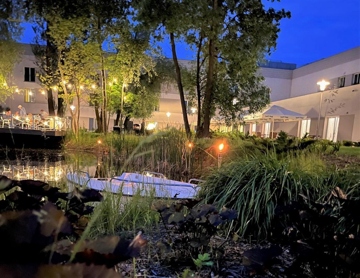 Green Garden Hotel Raszyn Bagian luar foto