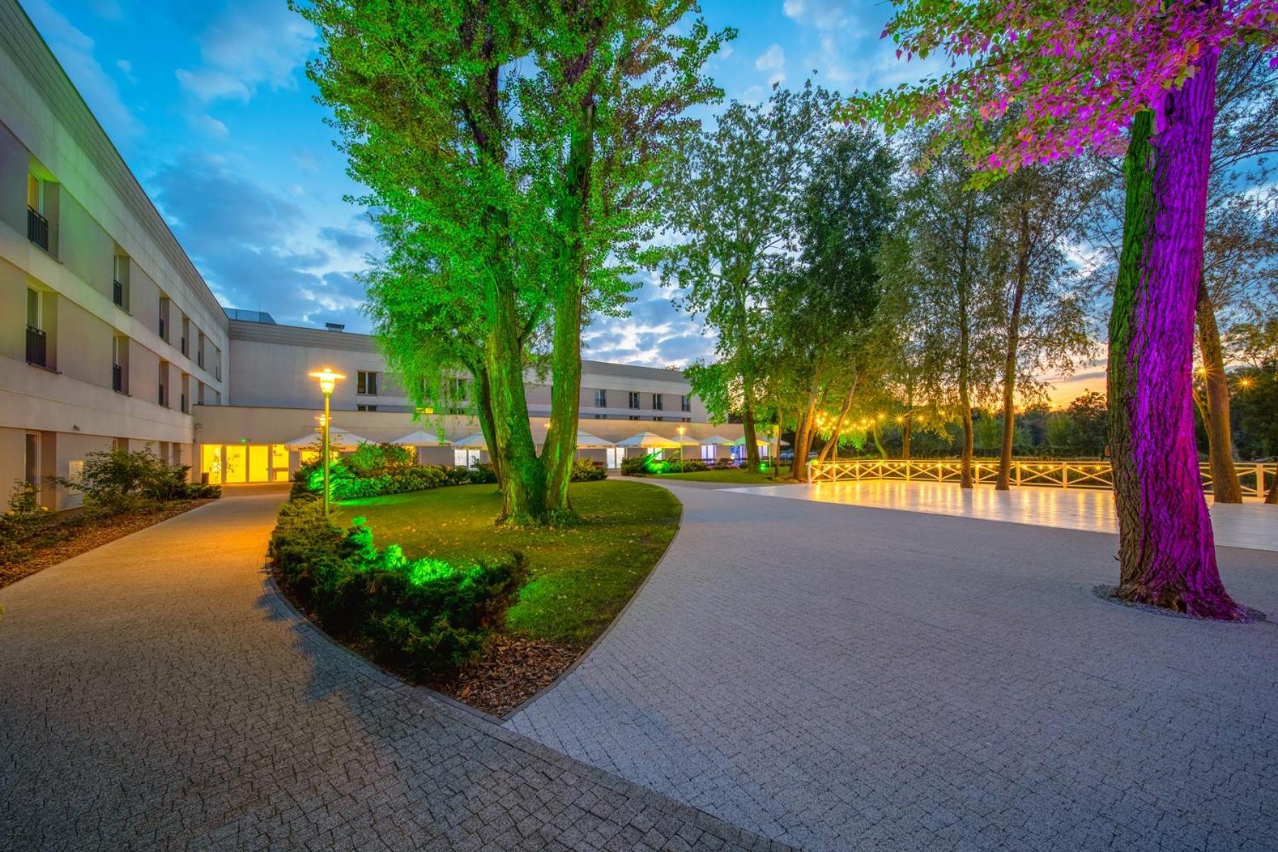Green Garden Hotel Raszyn Bagian luar foto