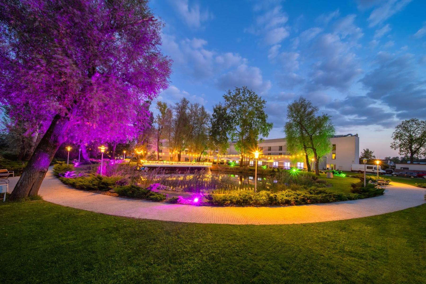 Green Garden Hotel Raszyn Bagian luar foto
