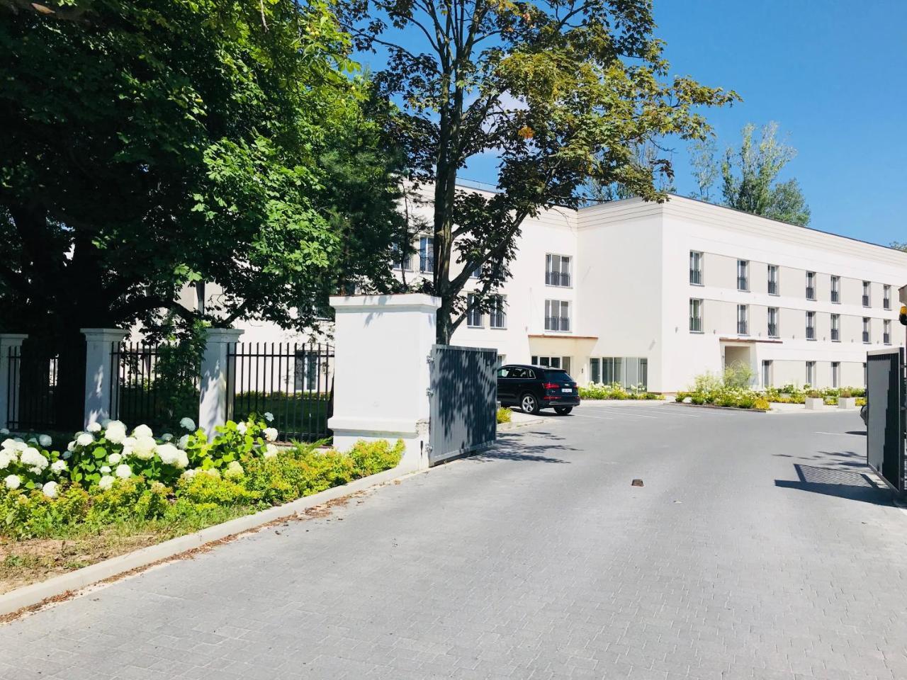 Green Garden Hotel Raszyn Bagian luar foto